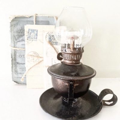 Adorable vintage oil lamp (wall mountable)